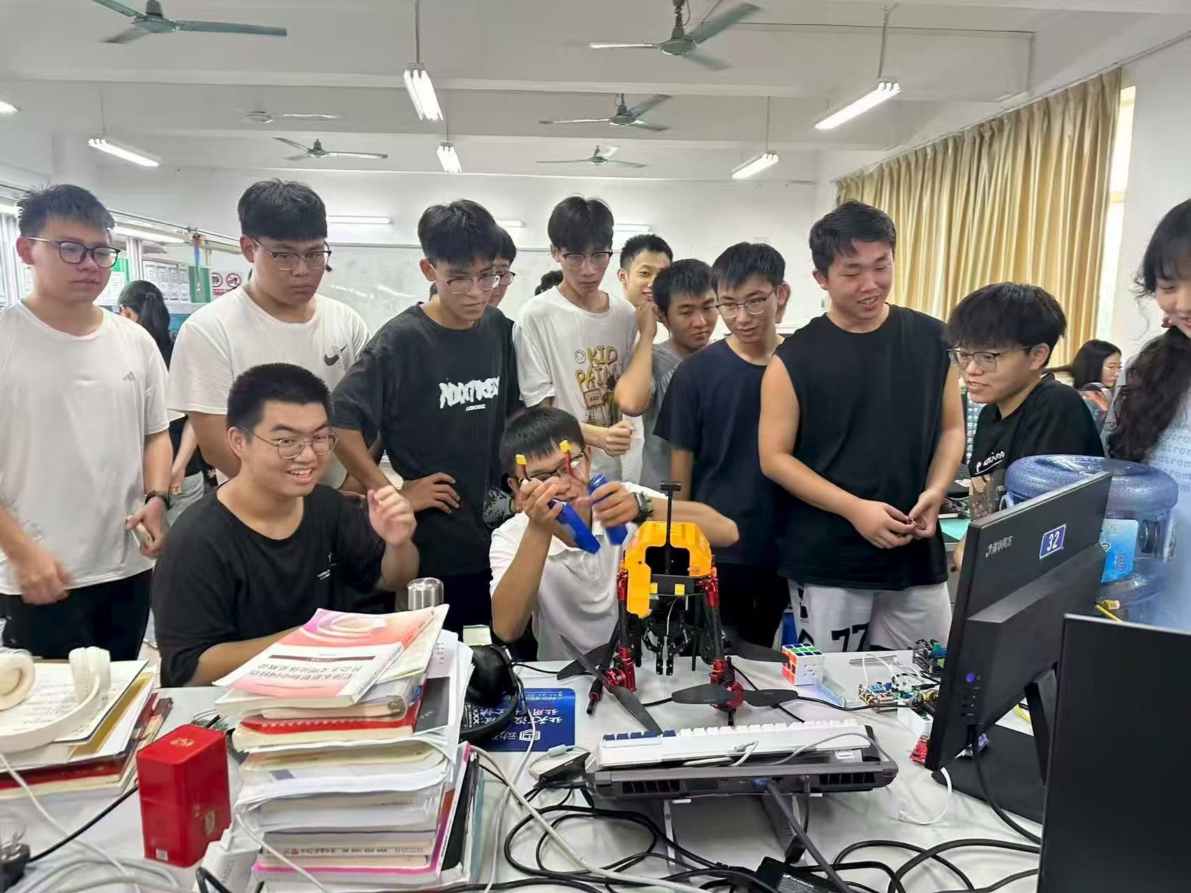 学生在课堂进行机器人实践学习